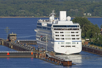 Kreuzfahrtschiff  in der Holtenauer Schleuse, Kiel