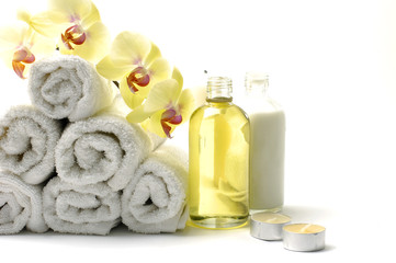 Obraz na płótnie Canvas Spa i wellness-biały ręcznik, świec, balsam z orchidei