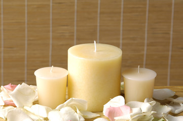 Aromatic set- Candles and roses petals