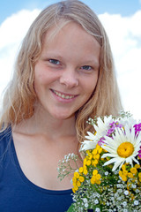 Junge Frau mit Blumenstrauss