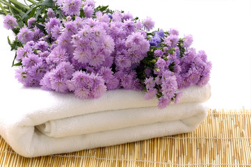 towels with pink daisy