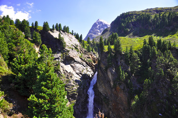 Fototapeta na wymiar Rotmoos Waterfall - Ötztal - Alpy