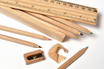 crayons, plumier et taille-crayon