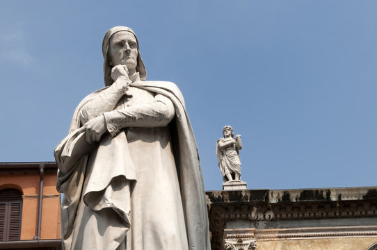 Statua di Dante Alighieri a Verona