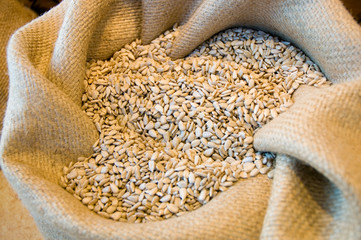 Sonnenblumenkerne im Jutesack, Vollwertkost