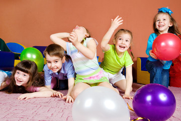 Fototapeta na wymiar Kids playing with balloons