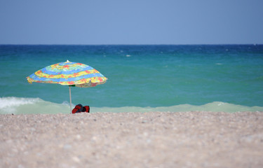 Sombrilla en un playa del Mediterráneo