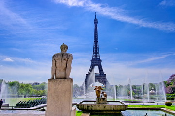 Statue en pierre d'homme de dos et tour Eiffel, Paris.