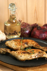 gegrillte Hühncherschenkel in einer Pfanne