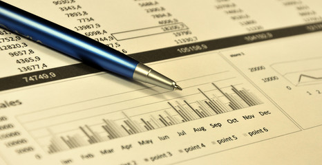 Obraz premium Graphic stock analysis and blue rol pen