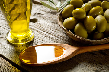 olive oil over spoon - olio su cucchiaio