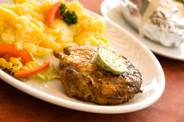 Steak vom Schwein , Kartoffelsalat