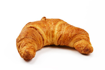 ein knuspriges croissant auf weissem hintergrund