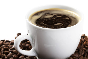 kaffeetasse mit kaffee und bohnen schräg auf weissem hintergrund