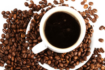kaffeetasse mit kaffeebohnen von oben auf weissem hintergrund