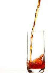 ein glas wird mit rotem drink gefüllt