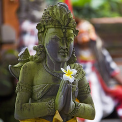 Betende Steinstatue auf Bali