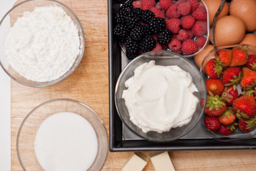 Waldbeeren auf Bisquitschnitte mit Frischkäse