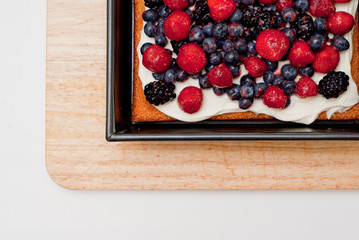 Waldbeeren auf Bisquitschnitte mit Frischkäse