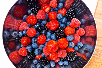 Waldbeeren auf Bisquitschnitte mit Frischkäse
