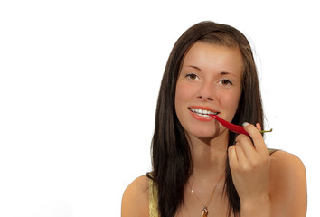 Schöne Frau ißt rote chili schote