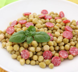 Erbsen und Salami