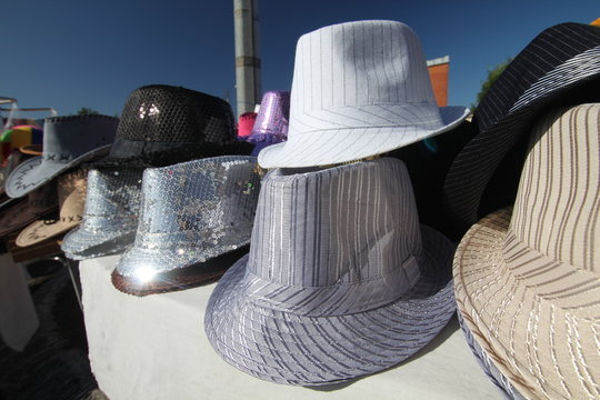 Chapeaux argent&eacute;s et soleil