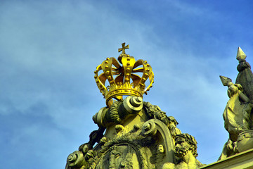 Fototapeta na wymiar Korona na Brama Brandenburska w Poczdamie