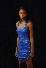 jeune femme en robe bleue 2