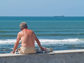 Anciano tomando el sol