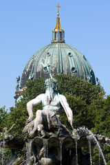 Neptunbrunnen und Dom