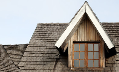 toiture en bardeaux et mansarde bois