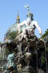 Neptunbrunnen und Dom © Max