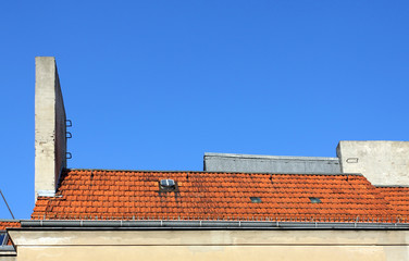 Altbau-H&auml;userdach mit Schornstein