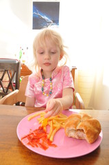 Kleines Mädche isst Pommer mit Wurst 1