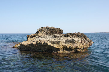 Fototapeta na wymiar Scoglio in mezzo al mare