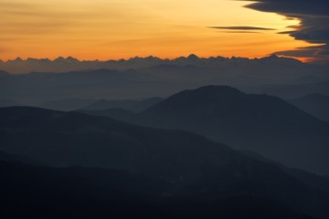 Amanecer en Aralar con Pirineos al fondo, Navarra