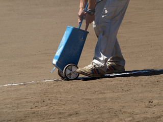 白線を引く整備員