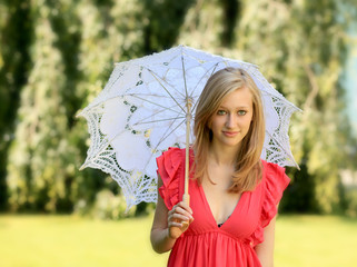Portrait einer jungen Frau mit Sonnenschirm
