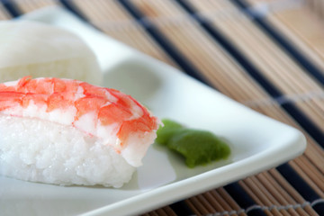 dettaglio di sushi con gambero e wasabi