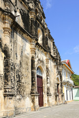 Fototapeta na wymiar Eglise La Merced à Granada, Nicaragua