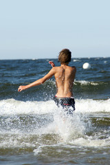 Junge in Ostsee