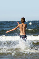 Fototapeta premium Junge in Ostsee