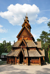 Fototapeta na wymiar Drewniany kościół norweski