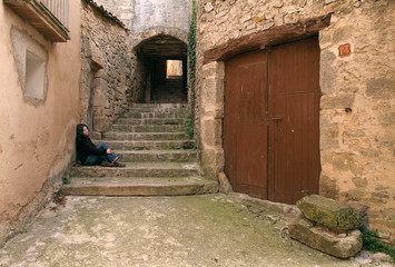 Calle medieval con escaleras
