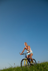 Fototapeta na wymiar junge frau fährt mountainbike in ihrer freizeit
