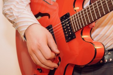 e-gitarre saiten mit hand
