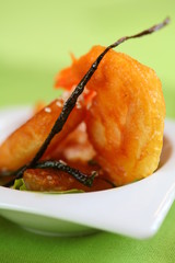 beignet de crevette tempura sur fond vert anis