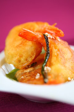 Beignets de crevette tempura japonais fond prune