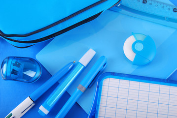 Fournitures scolaires bleues 01